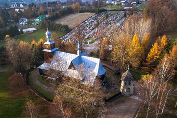 Nowy Sącz, zabytkowy kości&oacute;ł w miejscowości Ptaszkowa, gmina Gryb&oacute;w, Widok z drona.