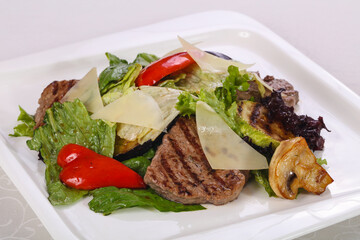 Salad with grilled beef and vegetables