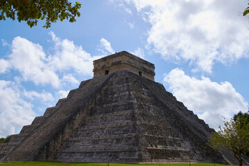 Fototapeta na wymiar Chichén-Itzá and the Maya ruins in Yucatan, Mexico