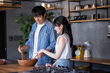 キッチンで料理する夫婦
