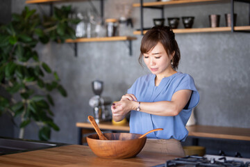 家事に忙しい女性
