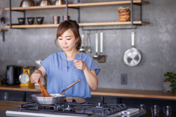 Fototapeta na wymiar 料理を作る女性 