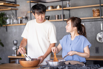 キッチンで料理する夫婦
