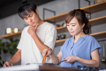 キッチンで喧嘩する男女
