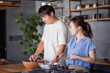 キッチンで喧嘩する男女
