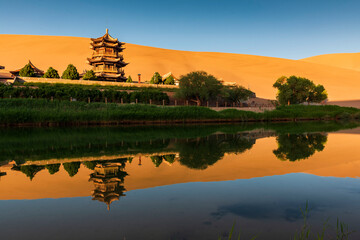 中国甘肃敦煌月牙泉鸣沙山