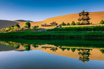 中国甘肃敦煌月牙泉鸣沙山