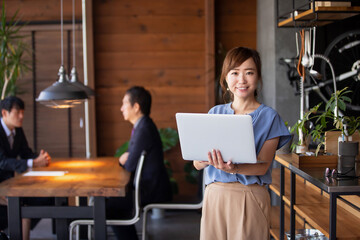 ノートパソコンを使うビジネスウーマン