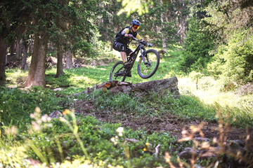 Naklejka premium Sprung mit dem Mountainbike