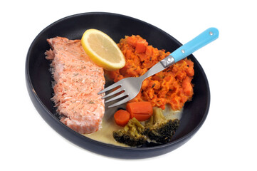 Saumon et purée de carottes servis dans une assiette sur fond blanc