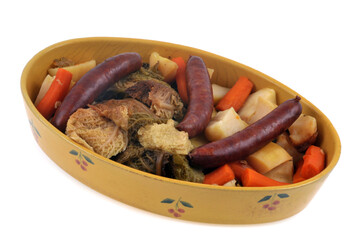Plat avec des saucisses fumées et des légumes en gros plan sur fond blanc