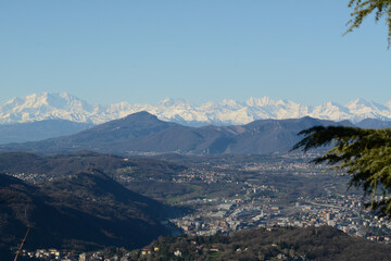 Panorama delle Alpi innevate da un punto panoramico a Brunate.