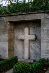 große Familiengruft mit einem großen Steinkreuz