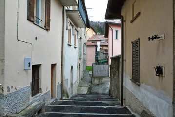 Fototapeta na wymiar Il centro storico della cittadina di Brunate in provincia di Como.