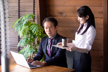 中高年のビジネスマンとビジネスウーマン
