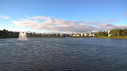 Reykjavik, Island, Sommer, Teich, blauer Himmel