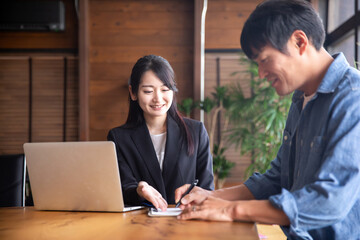 打ち合わせするビジネスウーマンと男性
