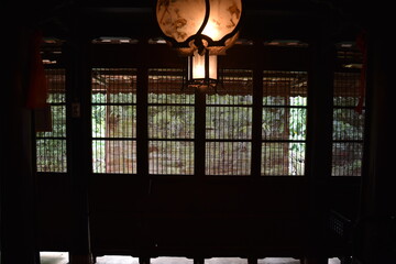 Finestra con tenda in bambù