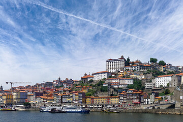 Obraz na płótnie Canvas Vue de Porto depuis le fleuve Douro