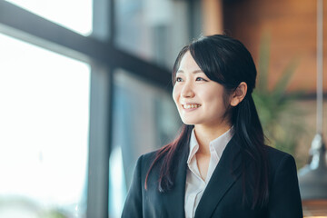 オフィスにいるビジネスウーマン
