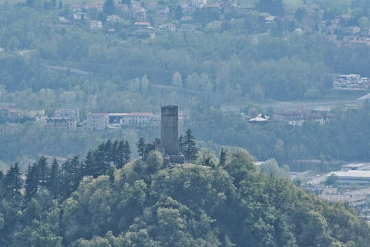 Il Castel Baradello a Como da un punto panoramico a Brunate.