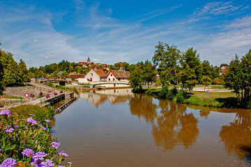Fototapeta na wymiar Rogny-les-sept-écluses. Vue sur le canal de Briare. Yonne. Bourgogne. France 