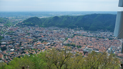 La città di Como vista da un punto panoramico a Brunate.