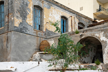 Fototapeta na wymiar Old building in the center Agios Nikolaos town