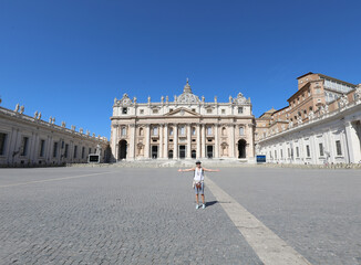 Obraz premium Vaticano City, VC, Vatican - August 16, 2020: woman in empty Sai
