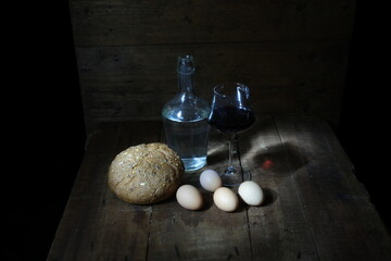 pane fotografato in stile caravaggesco. Cibo su sfondo in legno. Foto ricostruisce la luce...