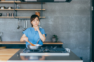 料理作りに困る女性
