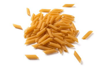 Penne, pasta italiana isolata su fondo bianco