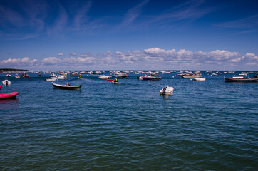 Viele Boot im Wasser vor dem Horizont