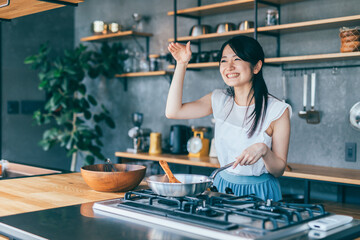 料理を作る女性
