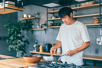 料理する男性
