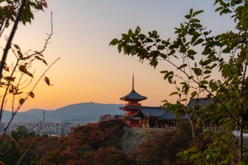 秋の夕日に染まる清水寺と五重塔・京都旅