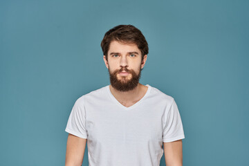 Obraz premium man in white t-shirt gesturing with his hands studio cropped