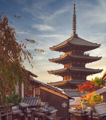 秋の京都と八坂の塔