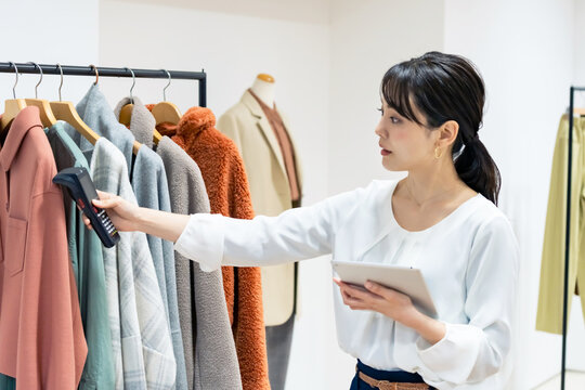 アパレルの在庫管理をする女性　商品管理　RFID