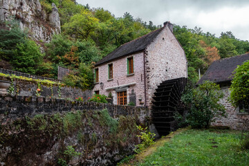 Fototapeta na wymiar water mill in Burgundy