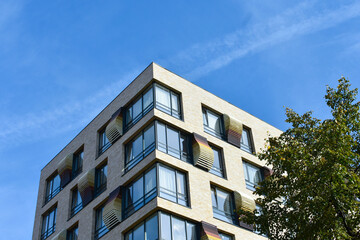 Obraz premium Beautiful modern house with big windows on a background of blue sky.
