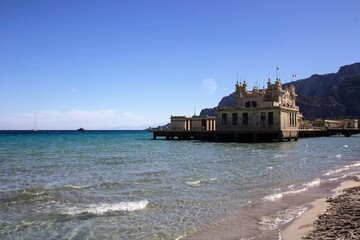 Obraz premium Mondello, Sicily, evocative image of the beach and a bathing complex under a beautiful blue sky
