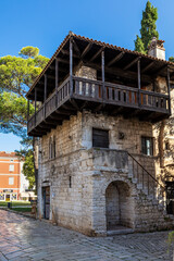 Fototapeta na wymiar Romanesque House in der Altstadt von Porec in Kroatien