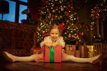 Fototapeta na wymiar smiling little girl with a gift