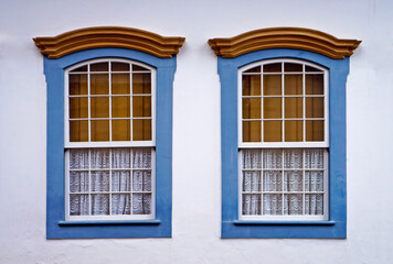 Obraz premium Colonial windows in historical center, Sao Joao del Rei, Brazil