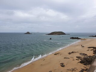 Bretagne, océan et plage sur la côte proche de saint malo ville pittoresque du par son architecture médiéval, ciel nageux, ile vierge, verdure d'hiver