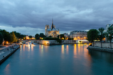 Fototapeta premium Dawn on Notre Dame de Paris and the Seine river
