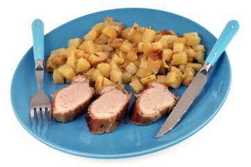 Filet mignon de porc avec des pommes de terre servis dans une assiette sur fond blanc
