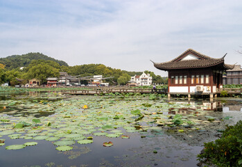 Fototapeta na wymiar Pagode sur le lac de l’Ouest à Hangzhou, Chine