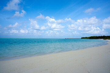 Fototapeta na wymiar Golden beach under blue sky and clear blue water in the maldives